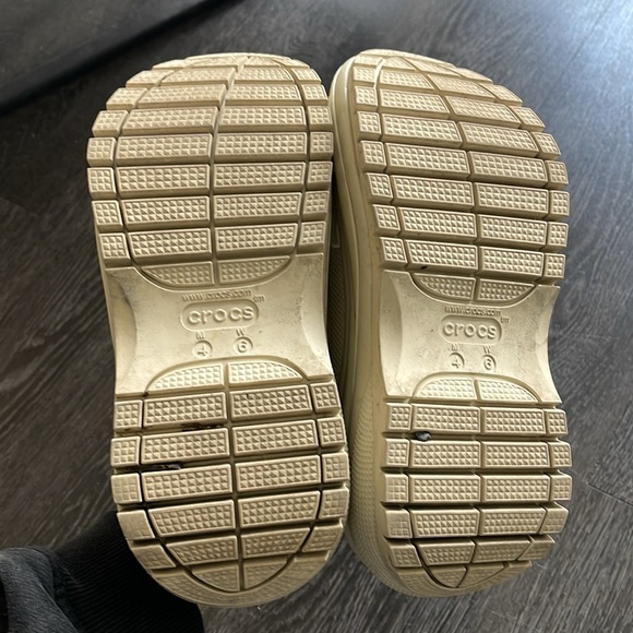 Crocs Mega Crush Clog in Bone Size 6 - Picture 4 of 5
